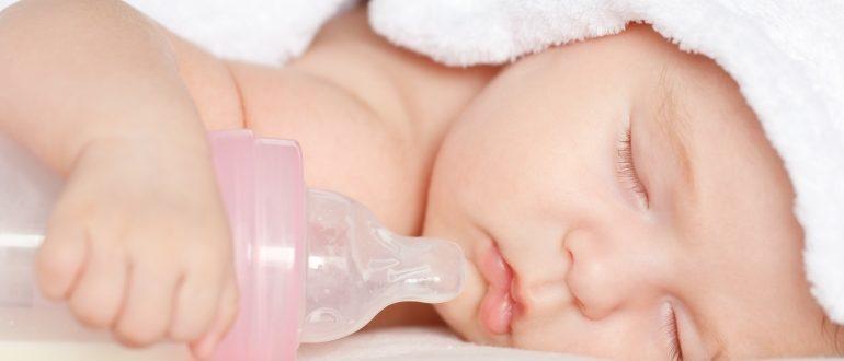 baby sleeps with a bottle